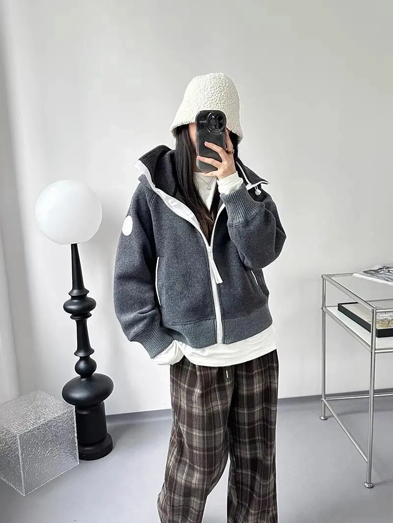 P660 Big Goose White Label Hooded Cashmere Sweatshirt Jacket [Original Mold] [Perfectly Restored] Canada Goose Canada Goose SS22 Chilliwack Humanature 01 Logo Label Zipper Drawstring Hooded Fleece Long Sleeve Bomber Jacket 7102W1 Exclusively customized wool fabric. Only compared with ZP. The popularity of this season’s new style does not require any elaboration. The fabric is warm and comfortable long plush. It is easy to put on and take off. High-tech breathable space cotton liner. It makes the entire garment very stiff and soft, comfortable and lightweight at the same time. Breathable, soft, not sweaty, lightweight, stylish, and non-deformable. The iconic double-striped reflective strips are designed behind the collar and hood. No detail is missed. High-density goose badge. All threaded accessories are customized. Three colors to choose from. Each one is super western. The upper body effect is very high-end. The loose version is not bloated at all. It is quite fashionable. It can be said that it is a very unique design. This year's must-have style is the same for men and women🔥 Color: black color code, dark gray, goose egg yolk Size: XS.-M